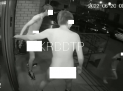 Одного из бегающих голыми по Краснодару парней оштрафовали на 500 рублей