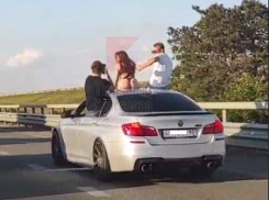 В Краснодаре девушка проехала на крыше машины с голой попой и ветерком