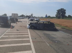 На Кубани водитель легковушки сгорел заживо после лобового столкновения