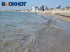 Одни купаются, другие тут же чистят пляжи: блогер показал обстановку в Анапе