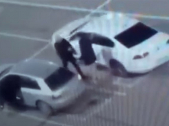 На парковке ТРК «Мега Адыгея» мужчина выстрелил из пневматического пистолета в оппонента 