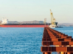 В Керченском проливе турецкий сухогруз протаранил опору временного моста