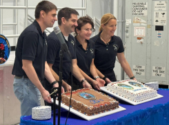 Летчик из Краснодара Андрей Федяев завершает предполетную подготовку в США cake-церемонией