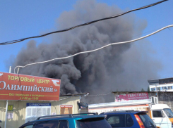 В Сочи загорелся рынок: огнем окутало десять павильонов