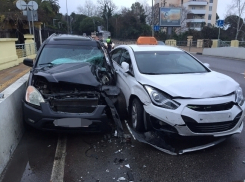 В Сочи пассажирский автобус столкнулся с двумя автомобилями