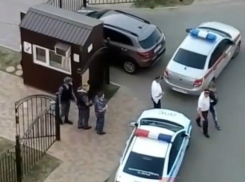 Пьяный отец протаранил ворота детсада и напал на воспитательницу в Краснодаре