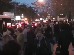 «Пусть глава постоит вместе с нами и развозит нас на такси!» - новороссийцы застряли на остановках