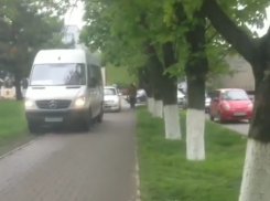  Жители Краснодара защитили водителей, объезжающих пробку по тротуару 