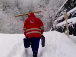 Мужчину с инфарктом эвакуировали спасатели в Сочи на санках