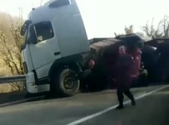  Фура опрокинулась и засыпала зерном дорогу в Туапсинском районе 