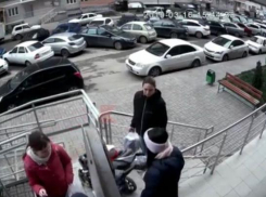 В Краснодаре неизвестный сбросил кирпич на прохожих из окна многоэтажки