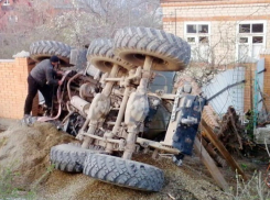 Военный грузовик врезался в стену под Новороссийском: пострадали двое