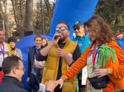 Краснодарец сделал предложение любимой на новогоднем забеге