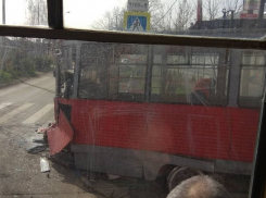  Грузовик в Краснодаре протаранил трамвай 