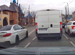 Краснодарка на BMW, перекрестившись, нарушила правила