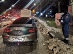 Лютый дрифт беспредельщика на Mercedes-Benz попал на видео в Краснодаре