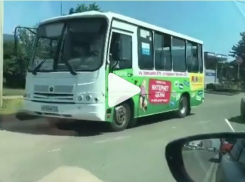 Водитель автобуса в Краснодаре показал мастер–класс по «езде задом» в обход пробкам