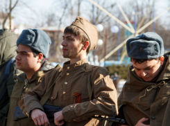 Молодежь Армавира проверили на любовь к Родине «тяжелой» фотосессией