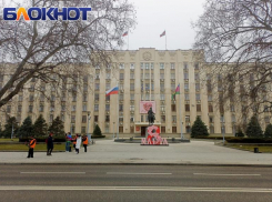 В центре Краснодара женщин поздравляют с 8 марта 