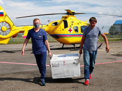 В Сочи доставили вертолётом 5 000 доз вакцины из Краснодара 
