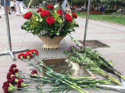 ﻿﻿﻿К «звезде» Иосифа Кобзона в Геленджике люди несут цветы