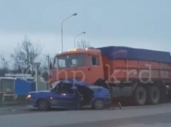 На Кубани очевидцы сняли на видео протараненную «КамАЗом» легковушку