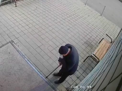 Полиция ищет детей, закидавших бутылками дедушку с палочкой в Краснодаре