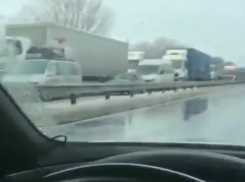  На Кубани из-за снежных заносов перекрыли дороги 
