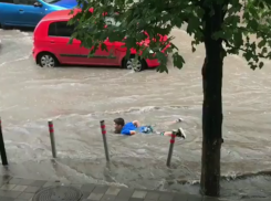  Мальчик искупался в огромной луже прямо посреди дороги в Краснодаре 
