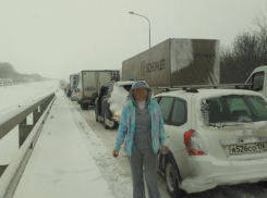  Снежная блокада: дороги Кубани перекрыты, машины застревают, образовались многокилометровые пробки 