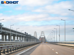 Больше 700 машин пытаются попасть на Крымский мост в Керчи