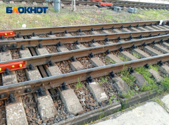 Пострадали двое: поезд протаранил выехавший на ж/д пути грузовик на Кубани