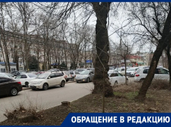 «Местным не хватает пространства и мест»: территория возле онкоцентра в Краснодаре превратилась в стоянку для машин