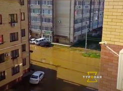 Бассейн из нечистот в поселке Российском в Краснодаре не убрали к вечеру