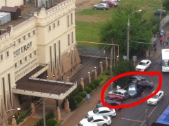 В Краснодаре автомобилист протаранил четыре машины на парковке