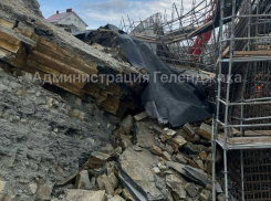 Группа рабочих оказалась под завалом при обрушении грунта в Геленджике