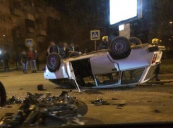 В центре Краснодара мотоциклист на высокой скорости врезался в «четверку» и перевернул ее