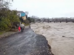  Вышедшая из берегов река подмыла улицу в Сочи 