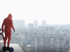 «Ради лайков» на гироскутере по крыше Краснодара покатался отчаянный молодой человек