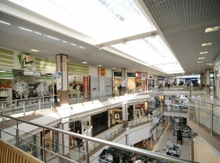 Пожилая женщина упала с эскалатора в краснодарском ТЦ «Галерея»