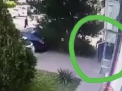 Побег кубанского застройщика, обманувшего тысячу дольщиков, попал на видео