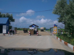 Охранники, незаконно перекрывшие Бугазскую косу на Кубани, выкинули вещи отдыхающих с пляжа 