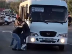 В Краснодаре дорожный конфликт с дракой между водителем и пассажиром попал на видео