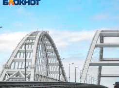 После трех перекрытий на Крымском мосту собрались сотни авто 