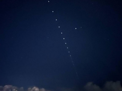 Загадочная вереница огней в ночном небе встревожила жителей Кубани