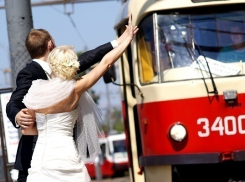 Краснодарские молодожены сыграли свадьбу в трамвае