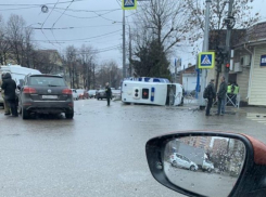 ДТП со «скорой» в Краснодаре, где пострадали 7 человек, попало на видео 