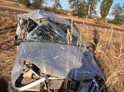 В Краснодарском крае мчащийся поезд на переезде влетел в легковушку, есть погибший