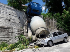  Бетономешалка рухнула со стены на «легковушку» в Сочи 