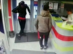 В Краснодаре двое парней украли из салона красоты мобильные телефоны 